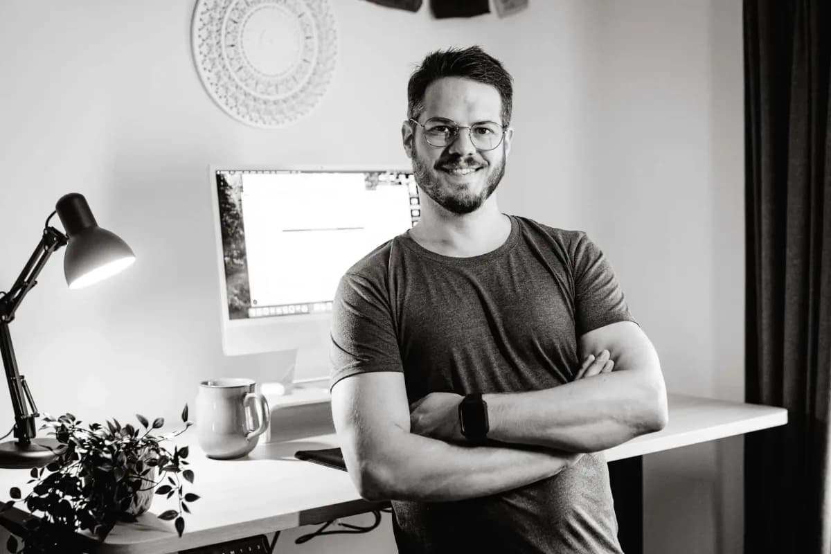 Carsten Kien an seinem Schreibtisch, Schwarz-Weiß-Foto