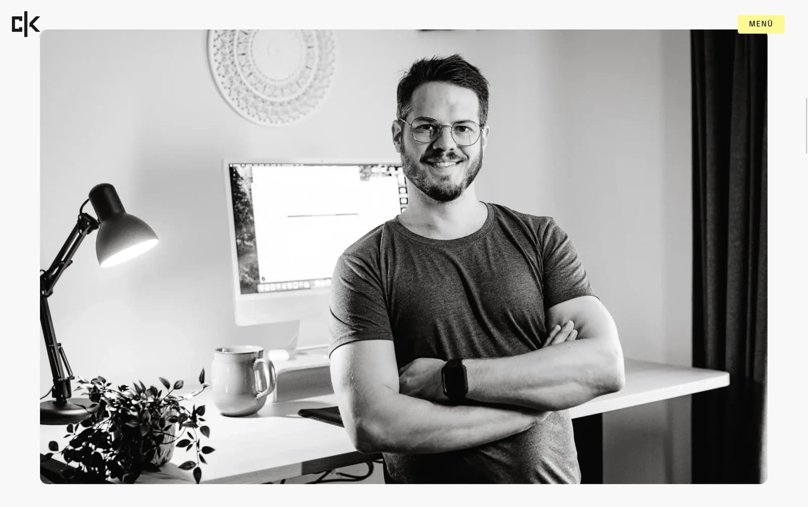 Abschnitt über Carsten Kien mit einem Schwarz-Weiß-Foto an seinem Schreibtisch
